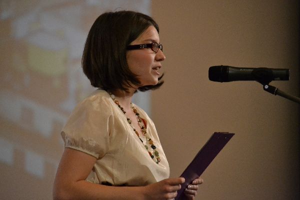 Za absolventy přednesla slavnostní projev Veronika Javůrková.